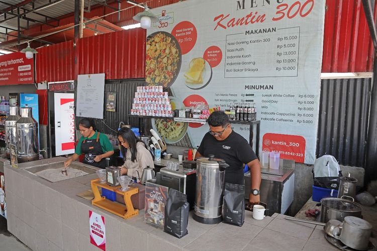 Barista Kantin 300 membuat kopi turki dengan penyajian di atas pasir.