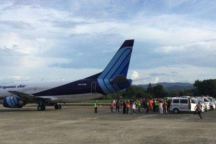 6 jenasah, korban kecelakaan Pesawat SAM Air berhasil dievakuasi menggunakan Pesawat Boeing Trigana Air PK-YSN tiba di Bandara Sentani Jayapura, sekitar pukul 16.30 WIT, Selasa (27/6/2023).