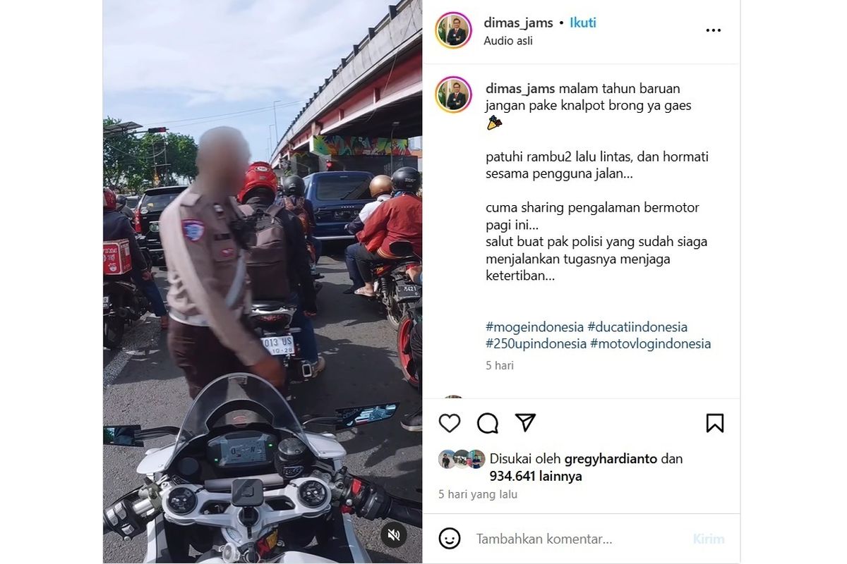 Seorang polisi lalu lintas mencegat sebuah moge di tengah jalan yang sedang menunggu lampu lalu lintas. Suara knalpot yang menggelegar diduga jadi pemicu petugas memberhentikan kendaraan tersebut.