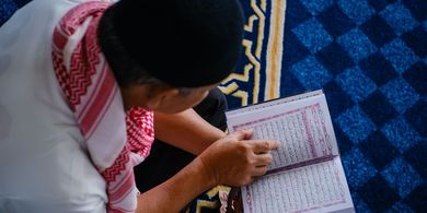 9 Adab Membaca Al-Quran yang Baik dan Benar, Tidak Sekadar Melafalkan Ayat