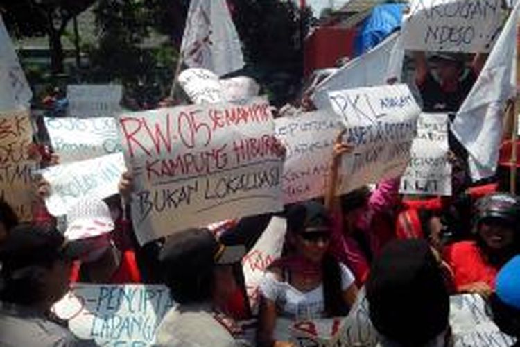 Para penghuni eks lokalisasi Semampir dan pedagang kaki lima menggelar aksi unjukrasa di gedung DPRD Kota Kediri, Jawa Timur, guna menentang kebijakan Pemkot setempat yang dinilai arogan, Kamis (28/8/2014).