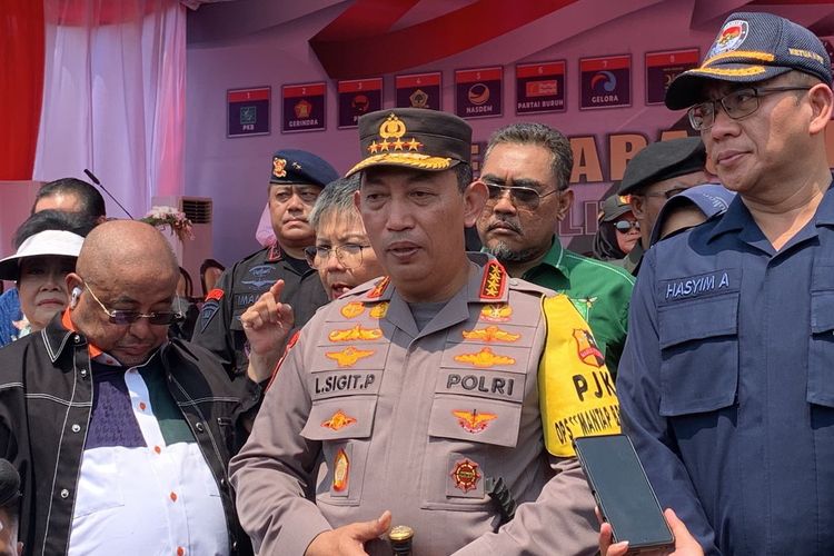 Kapolri Jenderal Listyo Sigit Prabowo di Lapangan Silang Monas, Jakarta, Selasa (17/10/2023), usai memimpin apel gelar pasukan Operasi Mantap Brata 2023-2024.