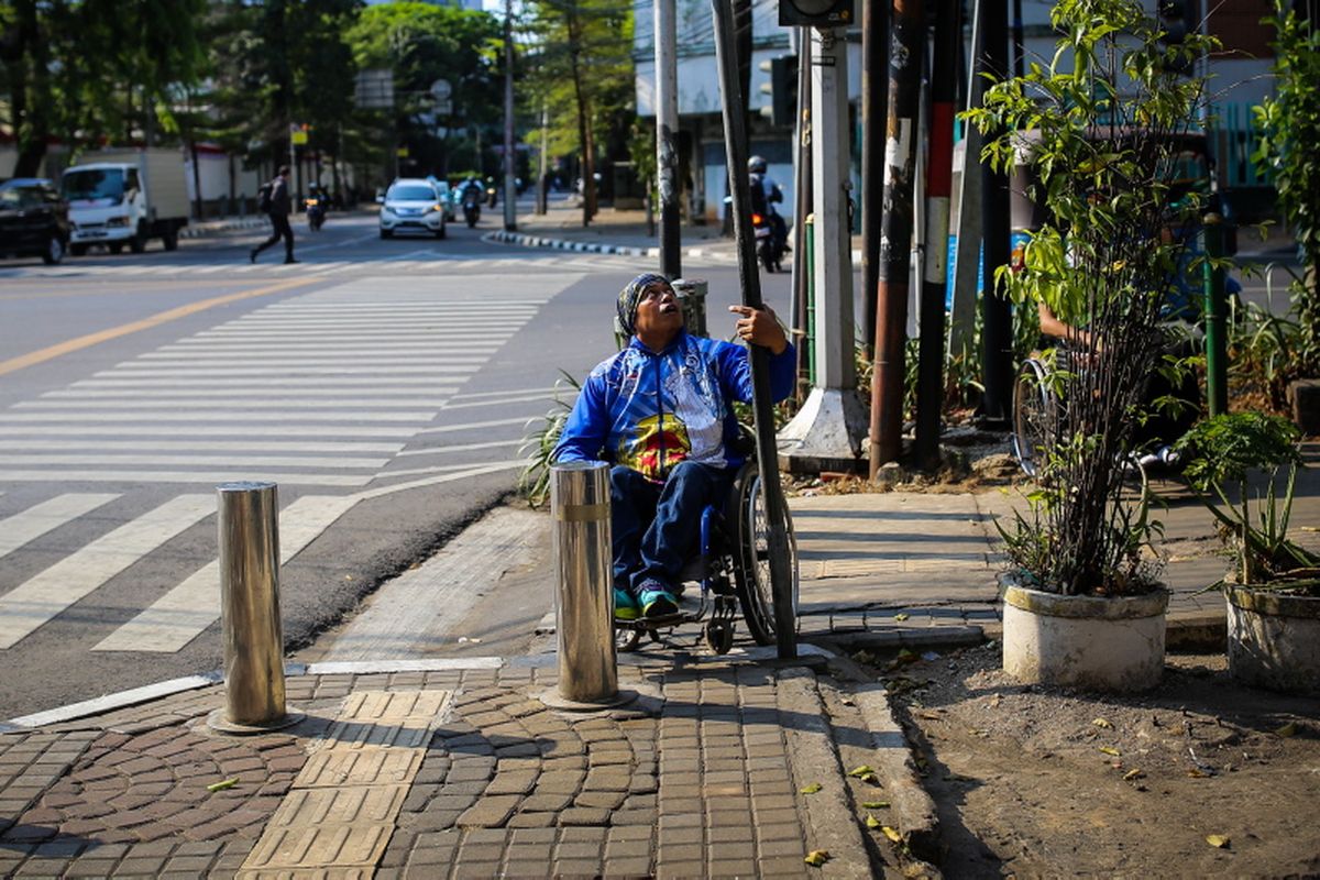 Sejumlah kaum disabilitas yang tergabung dalam Gerakan Aksesbilitas Umum Nasional (GAUN) menggelar aksi susur trotoar di sepanjang Jalan Sabang, Thamrin, ke arah Jalan Kebon Sirih, Menteng, Jakarta Pusat, Rabu (30/8/2017). Kaum disabilitas menyuarakan kebutuhan akan jalur pedestrian yang ramah dan aman akibat banyaknya trotoar yang digunakan untuk parkir mobil atau motor sampai pedagang kaki lima berjualan sehingga fasilitas untuk disabilitas menjadi rusak.