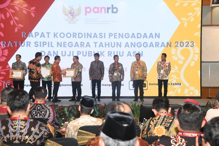 Kementerian Hukum dan Hak Asasi Manusia (Kemenkumham) menerima penghargaan dari Menteri Pendayagunaan Aparatur Sipil Negara Reformasi Birokrasi (Menpan-RB) Abdullah Azwar Anas dalam Rapat Koordinasi (Rakoor) Pengadaan ASN Tahun 2023 di Jakarta, Kamis (3/8/2023).

