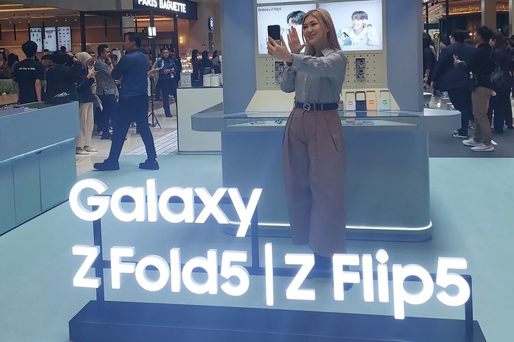 Samsung menggelar acara consumer launch Galaxy Z Fold 5 dan Z Flip 5 di Mal Kota Kasablanka, Jumat (18/8/2023). Duo ponsel lipat anyar Samsung itu kini bisa dibeli secara langsung.