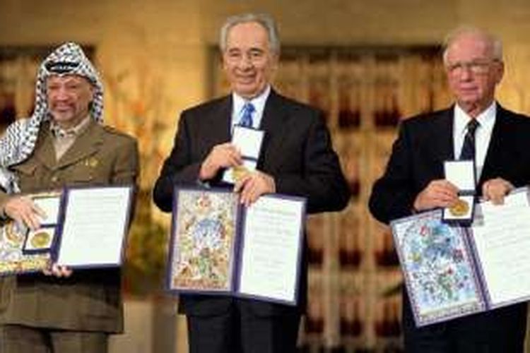  Arafat (kiri), Peres (tengah), dan Rabin (kanan) saat menerima Hadiah Nobel Perdamaian di Oslo, Norwegia, 1994. 