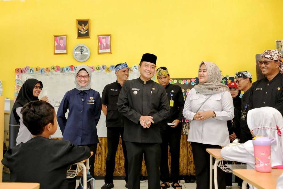 Wakil Wali Kota Bandung, Erwin, saat memantau kegiatan MBG di SDN 101 Sukakarya, Sukamiskin, Kota Bandung, pada Kamis (15/5/2025).