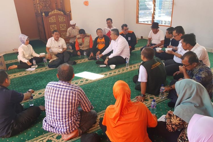 Mendes PDTT Eko Putro Sandjojo sedang berkoordinasi untuk pengoperasian posko korban gempa bumi Palu Kemendes PDTT di Balai Transmigrasi Kota Palu, Senin (1/10/2018).