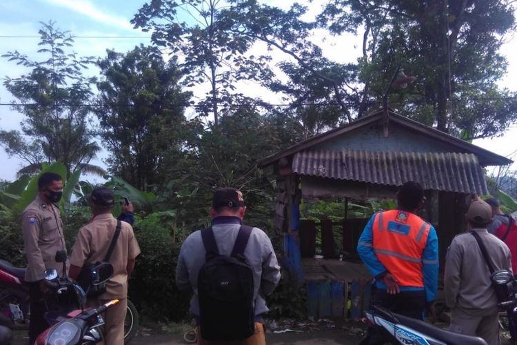 Petugas bersiap mengevakuasi jasad seorang warga yang tewas tersengat listrik saat hendak panen cengkeh di di Desa Muncanglarang, Kecamatan Bumijawa Kabupaten Tegal, Jawa Tengah, Selasa (14/6/2022).  (Istimewa)