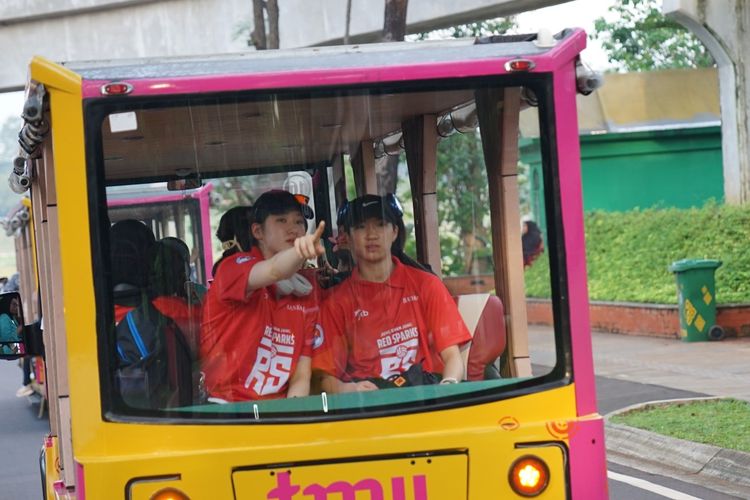 Tim Bola Voli asal Korea Selatan Red Sparks saat berkeliling Taman Mini Indonesia Indah (TMII) menggunakan bus listrik, Minggu (21/4/2024)