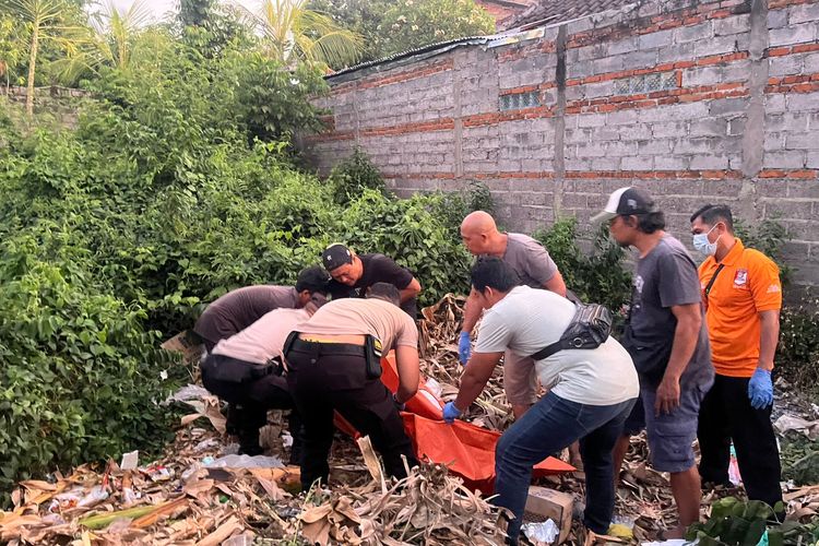 Polisi mengevakuasi mayat yang ditemukan di lahan kosong di Kelurahan Banyuning, Kecamatan Buleleng, Kabupaten Buleleng, Provinsi Bali, Senin (22/9/2025) sore.