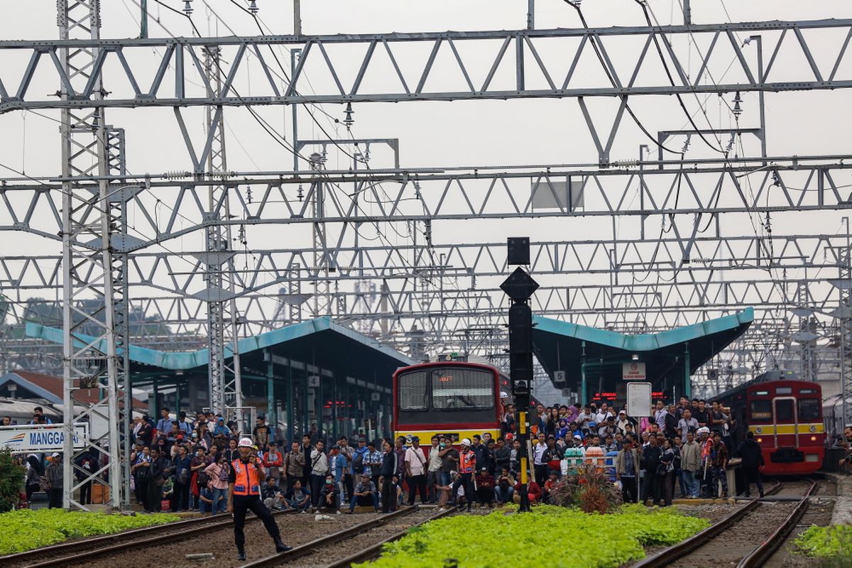 Penumpukan penumpang akibat anjloknya gerbong kereta rel listrik (KRL) nomor 1507 rute Bogor - Angke di wilayah Stasiun Manggarai, Jakarta Selatan, Selasa (3/10/2017). Tidak ada korban dalam peristiwa tersebut tetapi menyebabkan terjadinya penumpukan penumpang dan terganggunya perjalanan KRL di sejumlah stasiun.