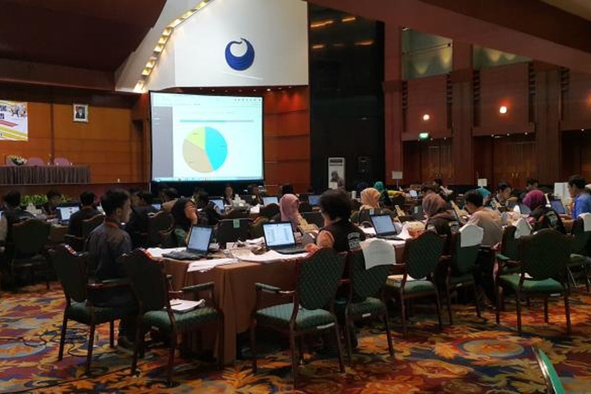 Suasana pengunggahan dan pemasukan data hasil penghitungan suara atau formulir C1 yang dilakukan KPU DKI Jakarta di Hotel Bidakara, Jakarta Selatan, Kamis (16/2/2017).