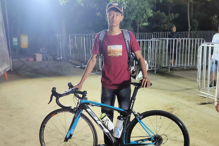Faris (16), salah satu atlet sepeda yang ikut serta dalam Cycling De Jabar 2022, saat ditemui di Ciletuh, Sukabumi, Jawa Barat, Jumat (26/8/2022).