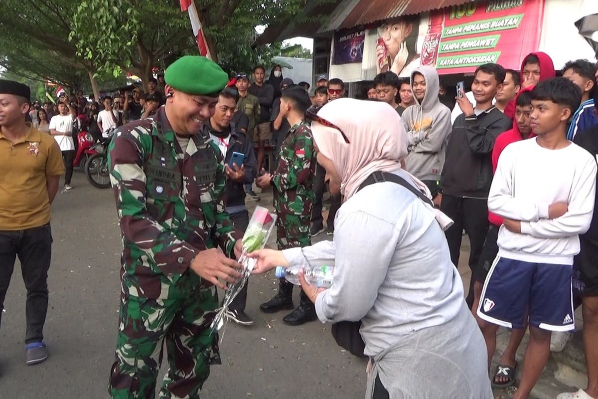 Aksi unjuk rasa yang digelar mahasiswa di depan Mapolres Palopo, Sulawesi Selatan, Sabtu (30/8/2025) sore, diwarnai dengan momen simbolis. Para pengunjuk rasa memberikan bunga kepada aparat TNI yang ikut mengawal jalannya demonstrasi, Sabtu (30/8/2025)