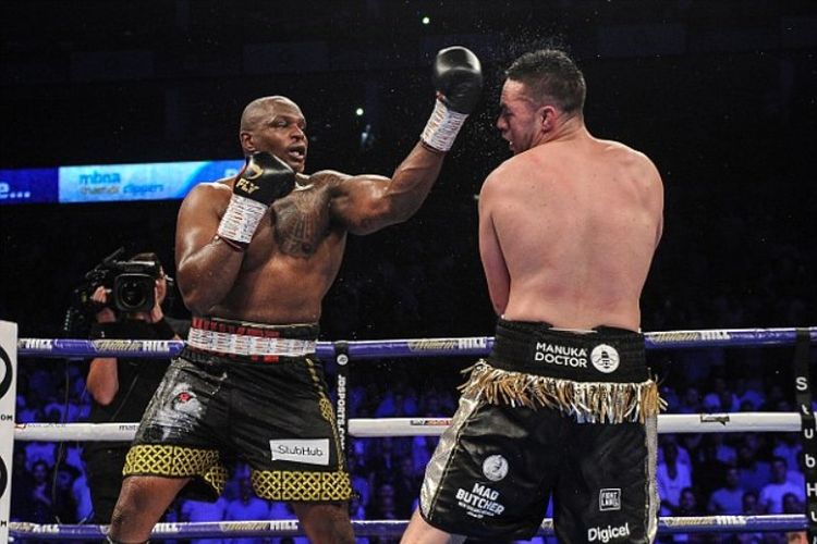 Dillian Whyte (kiri) menang angka atas Joseph Parker, Sabtu (28/07/2018).