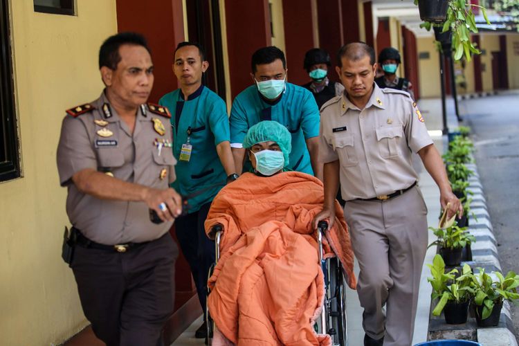 Seorang pasien dikawal anggota kepolisian untuk dirawat di ruang identifikasi forensik di RS Polri, Jakarta Timur, Kamis (10/5/2018). Belum diketahui secara pasti siapakah pasien tersebut terlibat dalam kerusuhan yang terjadi di Mako Brimob, Depok, sejak Selasa (8/5/2018).