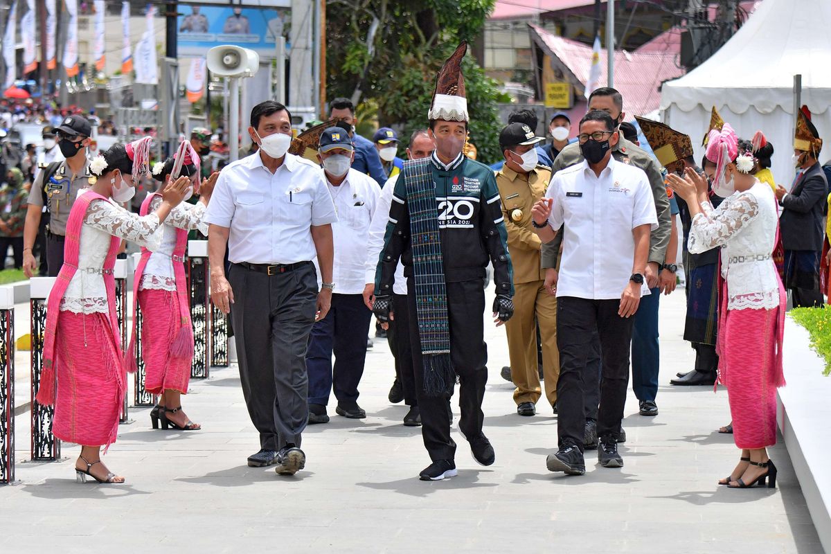 Presiden Joko Widodo (tengah) didampingi Menteri Koordinator Bidang Kemaritiman dan Investasi Luhut Binsar Pandjaitan (kiri) dan Menteri Pariwisata dan Ekonomi Kreatif Sandiaga Uno (kanan) meninjau sekaligus meresmikan penataan Kawasan Pantai Bebas Parapat di kawasan Danau Toba, Kabupaten Simalungun, Sumut, Rabu (2/2/2022). Dalam kunjungannya di Sumut ini Jokowi melakukan sejumlah peresmian, antara lain Jalan Bypass Balige, penataan Kawasan Pantai Bebas Parapat, dan Instalasi Pengolahan Air Limbah (IPAL) Parapat.