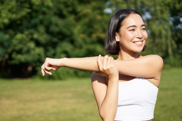 Jaga fleksibilitas tubuh saat bermain golf dengan melakukan peregangan ringan. 