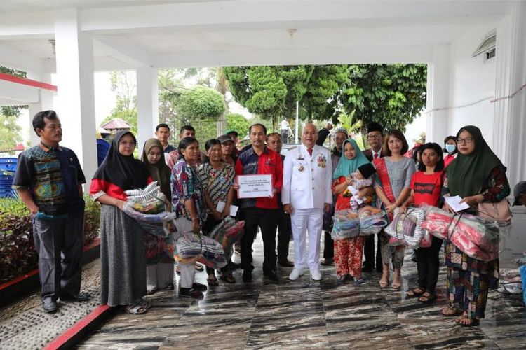 Bupati Tapanuli Utara serahkan bantuan kepada korban bencana kebakaran Pasar Sarulla di Sopo Rakyat Kanopi Rumah Dinas Bupati, Tarutung, Rabu (5/10/2022)
