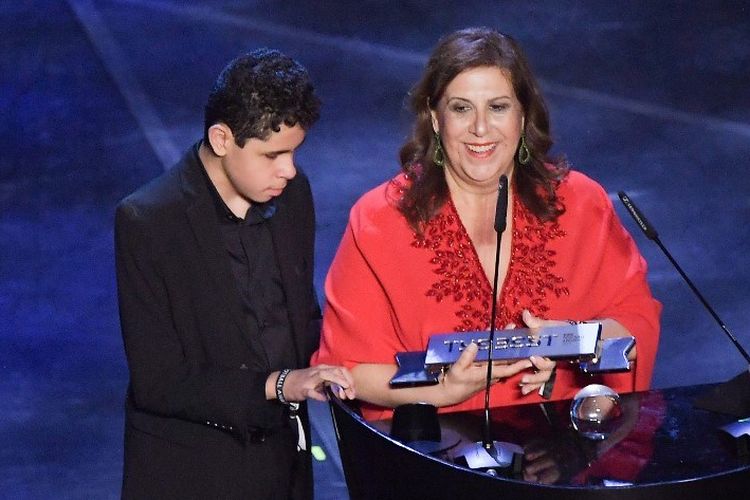 Silvia Grecco yang selalu memberi laporan pandangan mata kepada anaknya, Nikolas, meraih Fan Award pada ajang The Best FIFA Football Awards 2019 di Milan, 23 September 2019. 