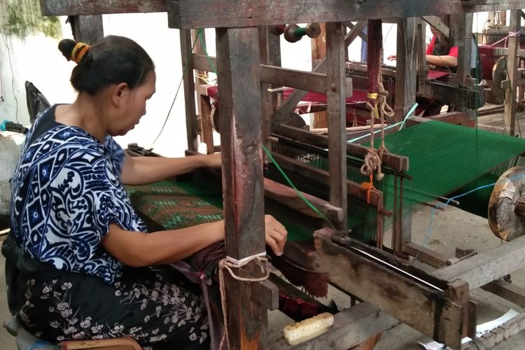 Seorang penenun kain sarung goyor di perusahaan Botol Terbang, Magelang, Jumat (22/3/2024).