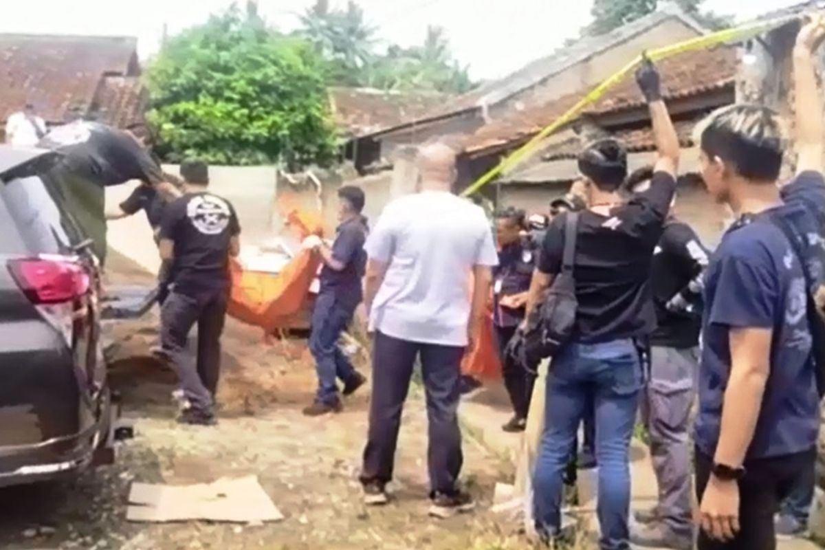 Sejumlah polisi membawa jenazah terduga korban pembunuhan setelah berhasil ditemukan terkubur di sebuah pekarangan rumah di Cianjur, Jawa Barat, Kamis (19/1/2023).