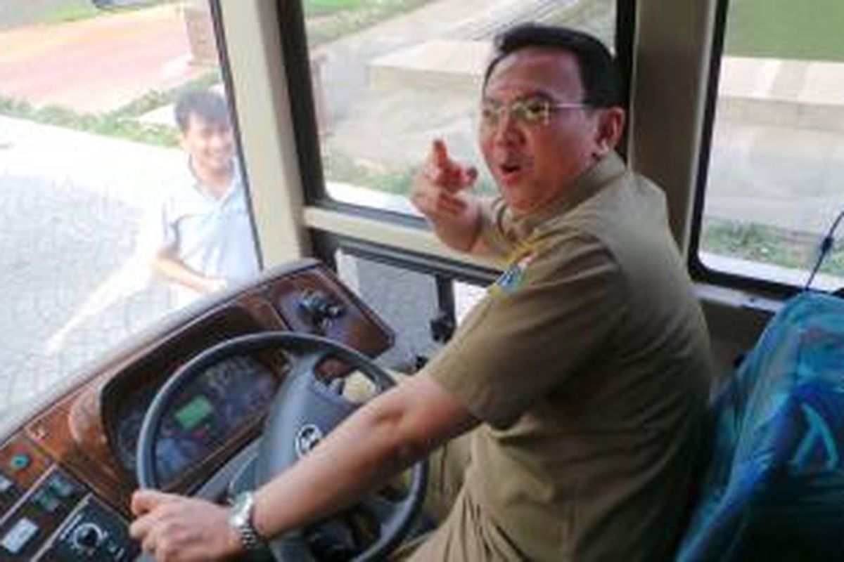 Wakil Gubernur DKI Jakarta Basuki Tjahaja Purnama saat mencoba bus new metro mini yang terparkir di halaman Balaikota Jakarta, Selasa (10/12/2013). Bus itu merupakan prototype yang akan diajukan ke DKI dan Metro Mini.
