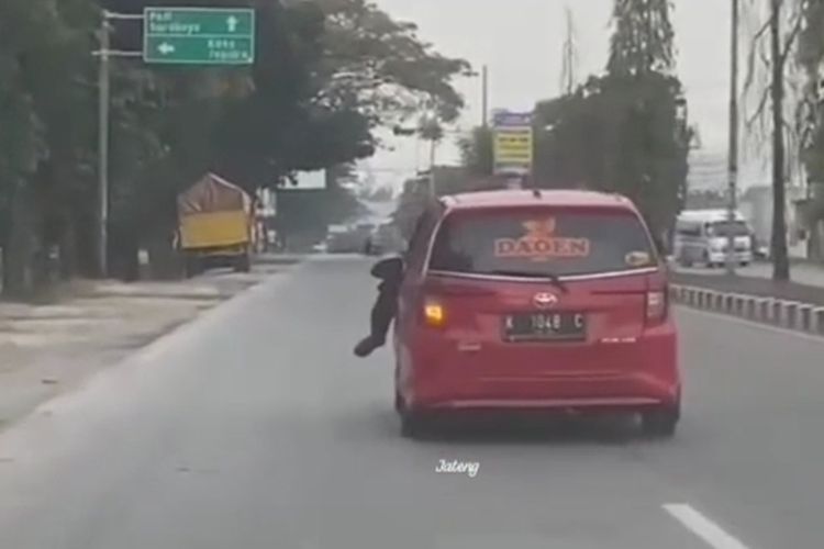 Video yang mendokumentasikan seorang anggota Satlantas nyangkut di kap mobil Toyota Calya merah yang melaju ugal-ugalan di jalan raya wilayah Kabupaten Kudus, Jawa Tengah viral di media sosial baru-baru ini.