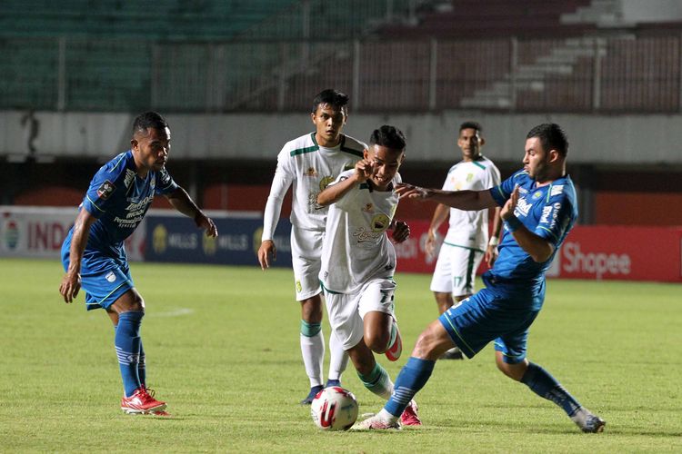 Pemain muda Persebaya Surabaya Marselino Ferdinan dijaga ketat pemain Persib Bandung saat laga babak 8 besar Piala Menpora 2021 yang berakhir dengan skor 3-2 di Stadion Maguwoharjo Sleman, Minggu (11/04/2021) malam.
