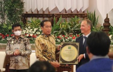 Presiden Joko Widodo menerima penghargaan berkat swasembada beras dari pusat penelitian beras dunia, International Rice Research Institute (IRRI) di Istana Kepresidenan, Jakarta, Minggu (14/8/2022) (Dok. Kementerian Pertanian) 