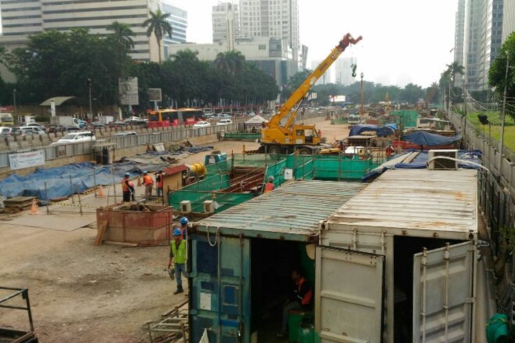Kondisi area proyek pembangunan MRT di depan Ratu Plaza, Kamis (18/5/2017).