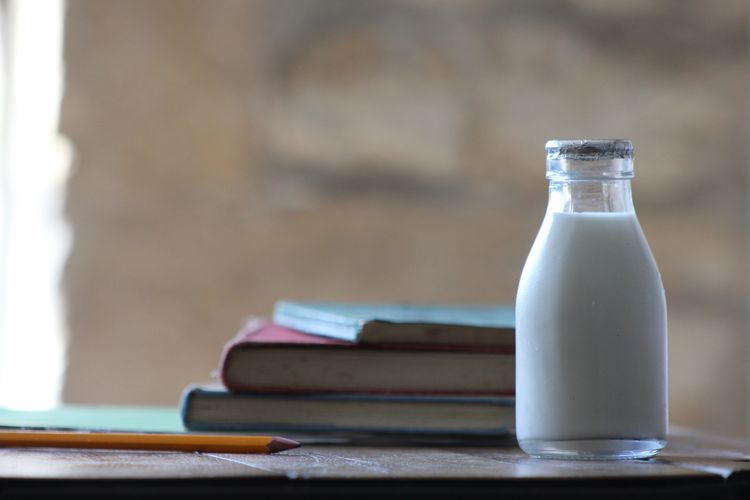 Minum susu sebelum tidur dipercaya bisa mengundang kantuk lebih cepat, meski beberapa orang mengatakan bahwa itu mitos.