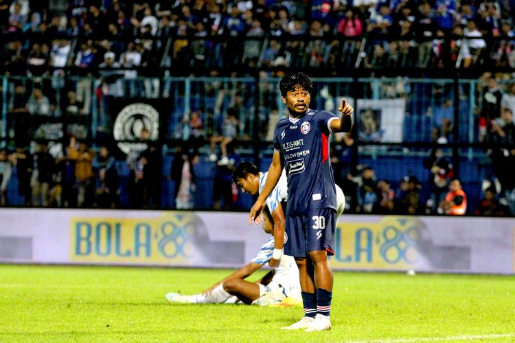 Pemain Arema FC Ilham Udin Armayn saat pertandingan pekan 2 Liga 1 2022-2023 melawan PSIS Semarang yang berakhir dengan skor 2-1 di Stadion Kanjuruhan Kepanjen, Kabupaten Malang, Sabtu (30/7/2022) malam.