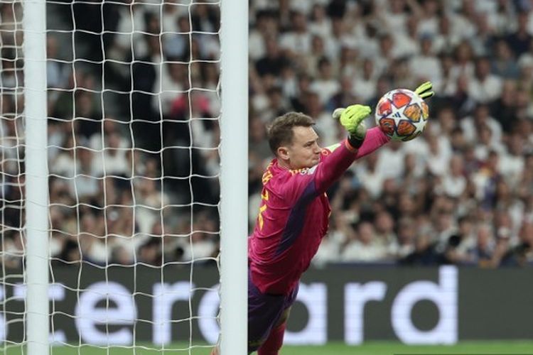 Kiper Bayern Muenchen, menepis bola dalam pertandingan semifinal leg kedua Liga Champions melawan Real Madrid di Santiago Bernabeu pada Rabu (8/5/2024) atau Kamis dini hari WIB.