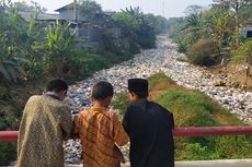 Jumat, Tutupan Sampah di Kali Jambe Bekasi Dikeruk