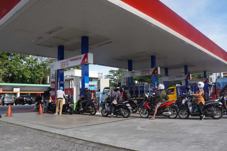 Ilustrasi pengisian BBM di SPBU Pertamina. Pertamina pecat oknum petugas SPBU yang lakukan pungli.