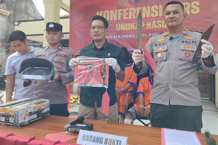 Kapolsek Menganti AKP Roni Ismullah (kanan) saat menunjukkan barang bukti yang digunakan pelaku pencurian disertai kekerasan di Desa Laban, Kecamatan Menganti, Gresik, Jawa Timur.