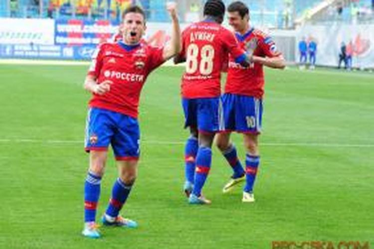 Gelandang CSKA Moskwa, Zoran Tosic (kiri).