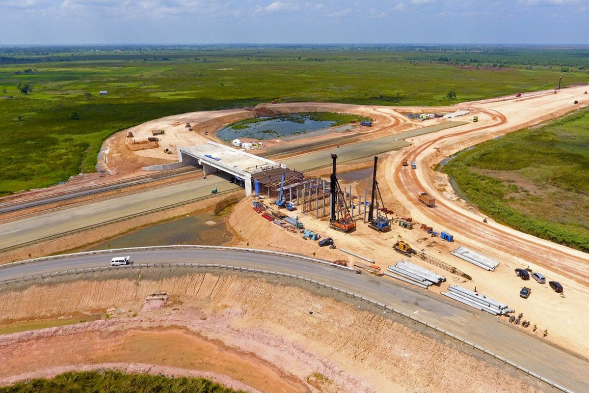 Foto udara pembangunan jalan tol Sumatera ruas Palembang-Indralaya (Palindra) Seksi I di Kecamatan Pemulutan, Ogan Ilir (OI), Sumatera Selatan, Jumat (4/8). Progres Konstruksi pembangunan jalan tol Palembang-Indralaya sejauh 22,5 km tersebut sudah mencapai 59,40 persen sedangkan progres pembebasan lahan 97.68 persen. ANTARA FOTO/Nova Wahyudi/foc/17.