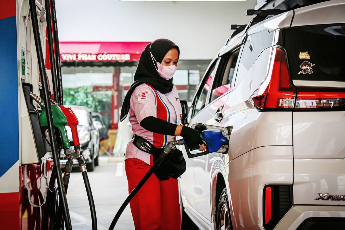Ilustrasi pengisian BBM di SPBU Pertamina. Cek update harga BBM Pertamina di SPBU Pertamina se-Kalimantan.