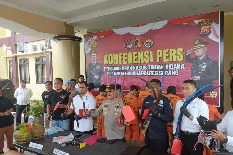 Polres Serang menangkap 11 anggota geng motor tubruk134 saat akan tawuran di wilayah Kabupaten Serang, Banten. Polisi memperlihatkan empat dari 11 anggota geng motor dan senjata tajam untuk melukai lawan atau warga. Senin (4/3/2024).