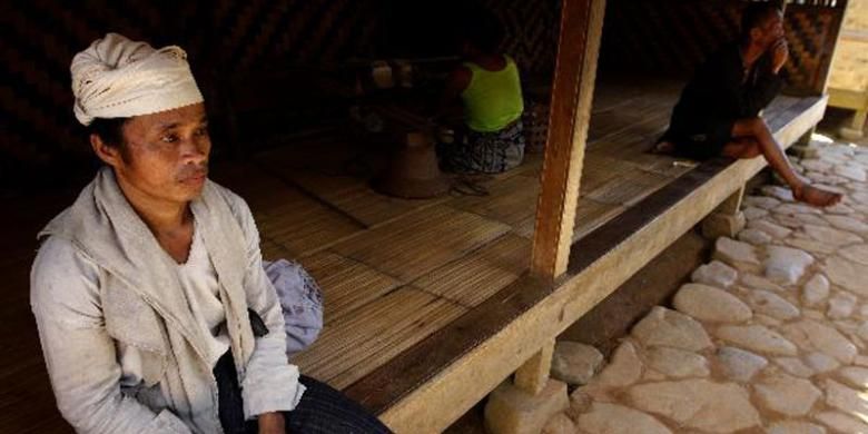 Suku Baduy terlihat di Kampung Cicakal Muara, Desa Kanekes, Keluarahan Leuwidamar, Kabupaten Lebak, Banten, Minggu (7/2/2010). Nama Baduy diambil dari nama sungai Cibaduy yang melewati wilayah tersebut. Masyarakat Baduy menganut kepercayaan Sunda Wiwitan.
