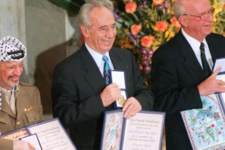 Yasser Arafat saat menerima Nobel Perdamaian bersama Shimon Peres dan Yitzak Rabin pada 1994.