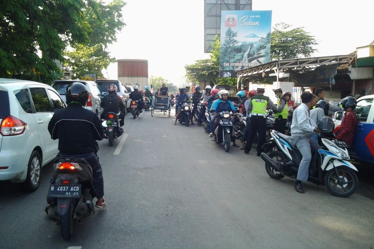 Puluhan pengendara saat diamankan polisi lalu lintas Polres Kendal. KOMPAS.Com /Slamet Priyatin 