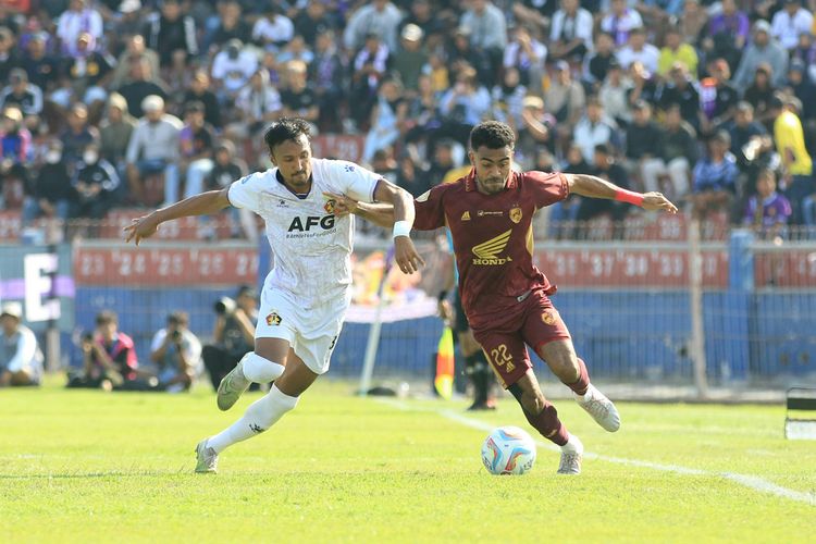 Duel perebutan bola dalam laga pekan ke-23 Liga 1 2023-2024 antara Persik vs PSM di Stadion Brawijaya, Kediri, Senin (18/12/2023).