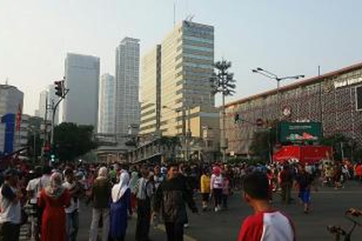 Suasana ramai saat pelaksanaan car free day (CFD) di kawasan Sarinah, Jakarta pada Minggu (17/1/2016) 