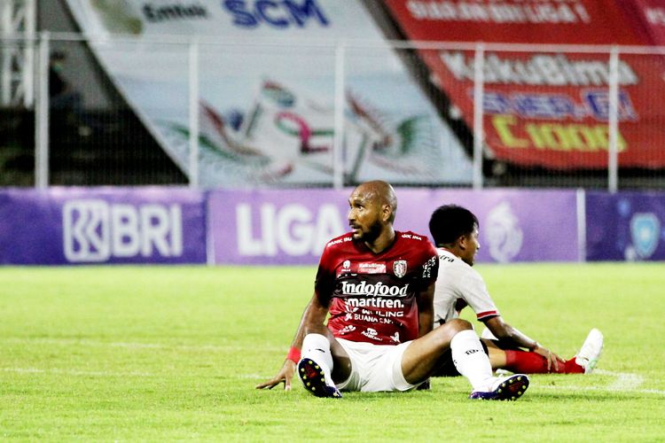 Pemain Bali United Leonard Tupamahu seusai berduel dengan pemain Madura United saat pertandingan pekan 32 Liga 1 2021-2022 yang berakhir dengan skor 0-2 di Stadion Kompyang Sujana Denpasar, Senin (21/3/2022) malam.