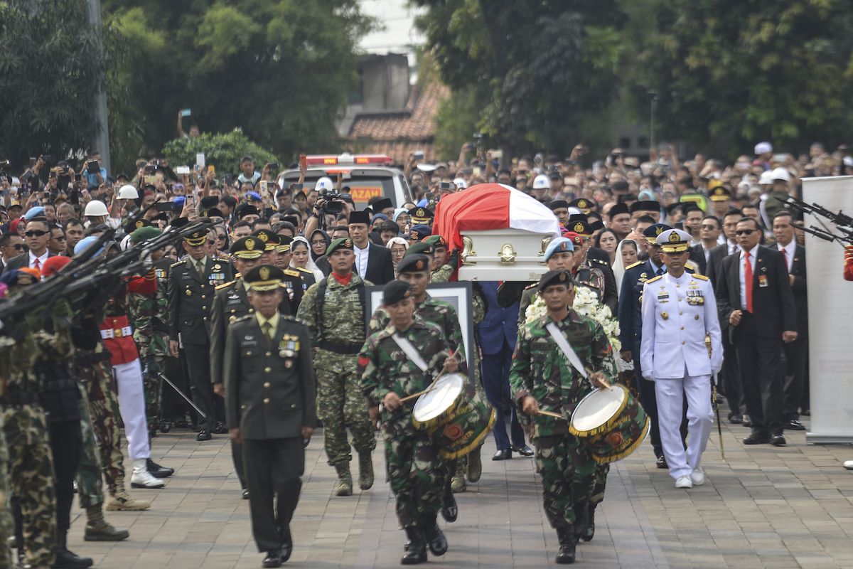 Prajurit TNI membawa peti jenazah Ibu Negara periode 2004-2014 Ani Yudhoyono saat tiba di Taman Makam Pahlawan Nasional Utama (TMP) Kalibata, Jakarta, Minggu (2/6/2019). ANTARA FOTO/Nova Wahyudi/hp.