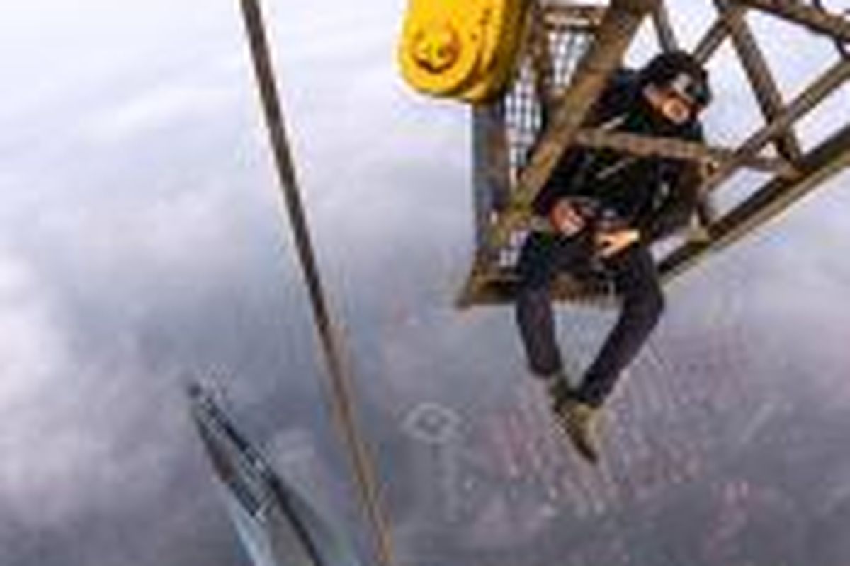  Jika Anda takut akan ketinggian, maka berpalinglah sekarang juga dari foto-foto yang diambil dari atas gedung pencakar langit tertinggi kelima di dunia: Shanghai Tower, China. Batasnya cuma langit! 